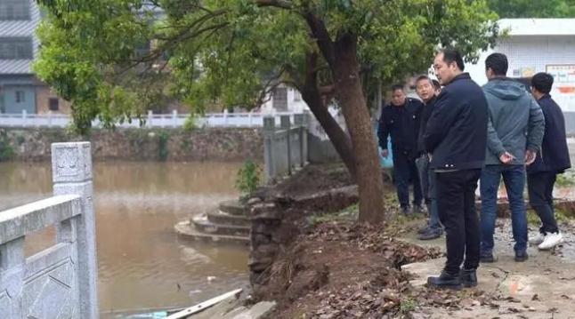 防汛戰(zhàn)斗服、防寒雨衣、雙背帶、救生衣、水鞋、毛巾、水壺、頭盔、氧氣瓶、潛水服、氧氣罩